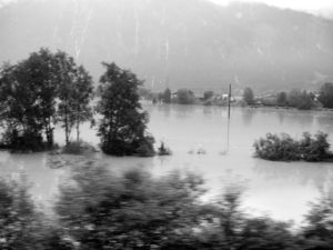 Blick aus dem Zugfenster auf der Bahnstrecke Wörgl - Innsbruck während der Flutkatastrophe 2005 in Tirol